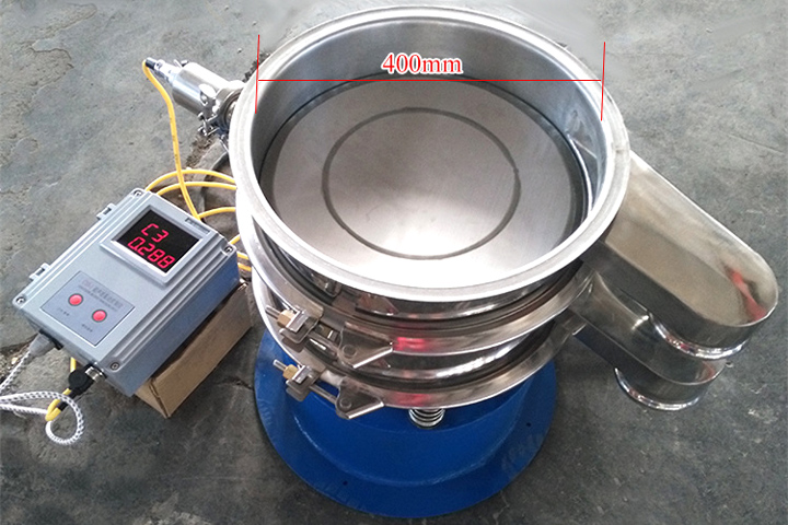 小型振動篩采用彈跳球為清網(wǎng)裝置，清網(wǎng)效果好。