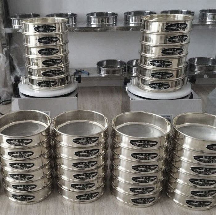 試驗(yàn)篩采用SUS403不生銹材質(zhì)，篩框壁厚0.6mm經(jīng)久耐用不變形，可耐400°高溫，可用于無機(jī)，有機(jī)溶液。