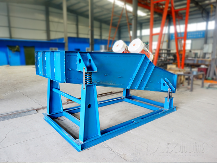 大型振動(dòng)篩主要是用來篩分煤礦,礦石一些大型的篩分場(chǎng)地中。